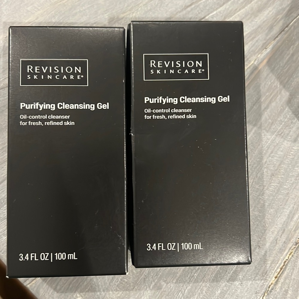 Highly concentrated face wash deeply cleans pores and removes oil and impurities